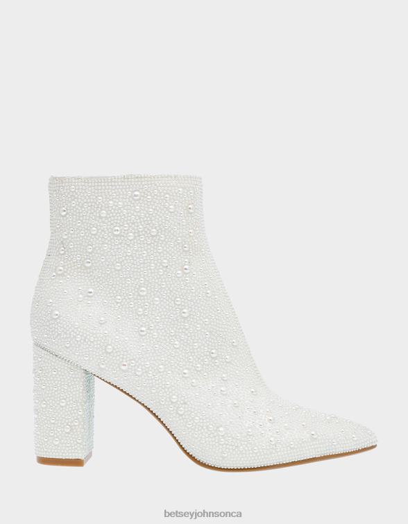 Women Cady Ivory Betsey Johnson Shoes JHZ8F48