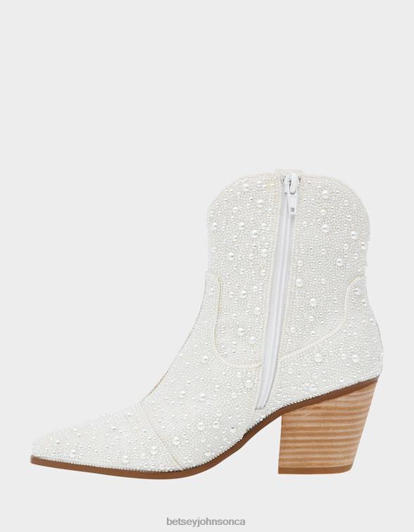 Women Diva Ivory Betsey Johnson Shoes JHZ8F37