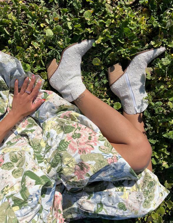 Women Diva Ivory Betsey Johnson Shoes JHZ8F37