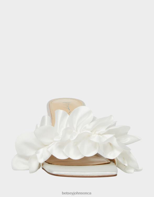 Women Kimi Ivory Betsey Johnson Shoes JHZ8F131