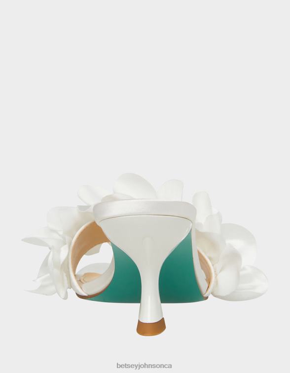 Women Kimi Ivory Betsey Johnson Shoes JHZ8F131